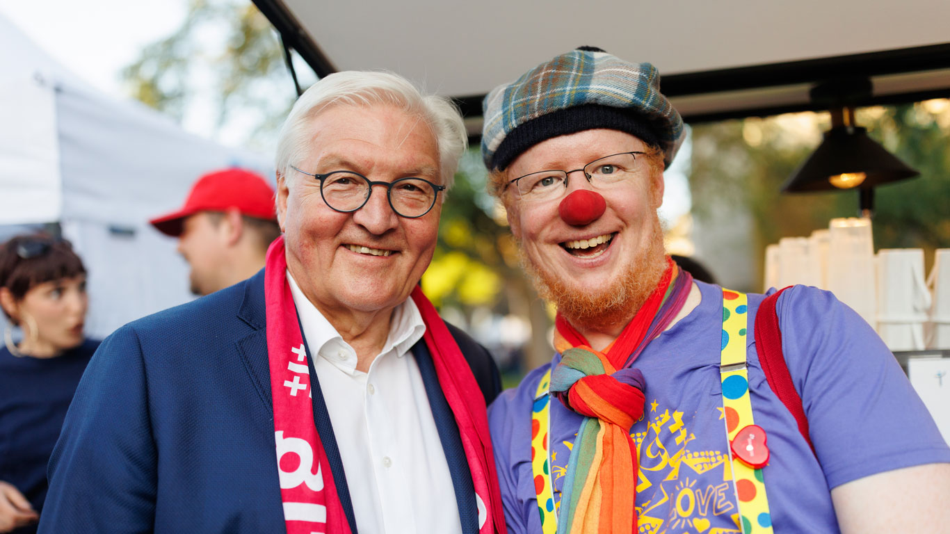 Foto: Kirchentag/Bongard Frank-Walter Steinmeier posiert mit einem Clown