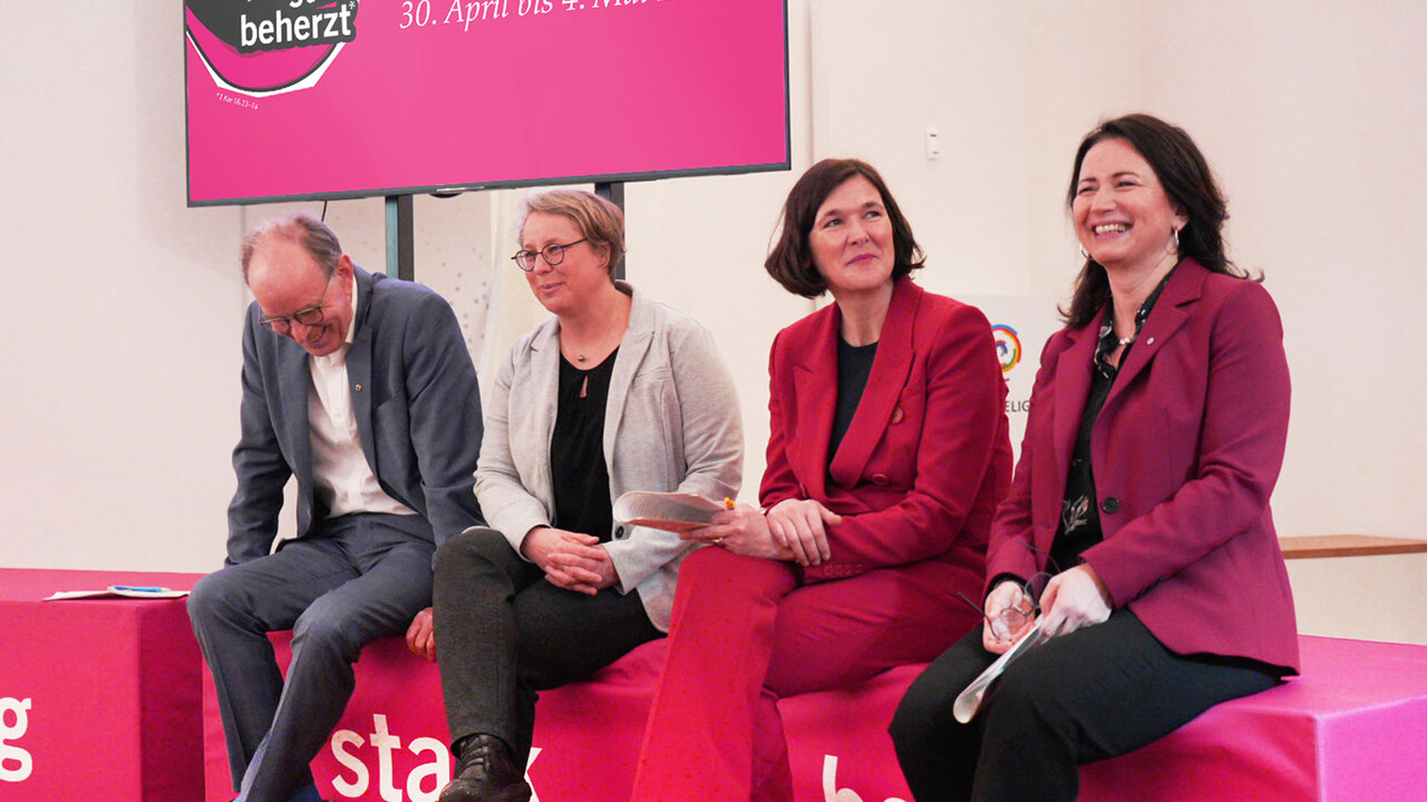 Ralf Meister, Dr. Stefanie Rentsch, Dr. Kristin Jahn und Anja Siegesmund bei der Pressekonferenz