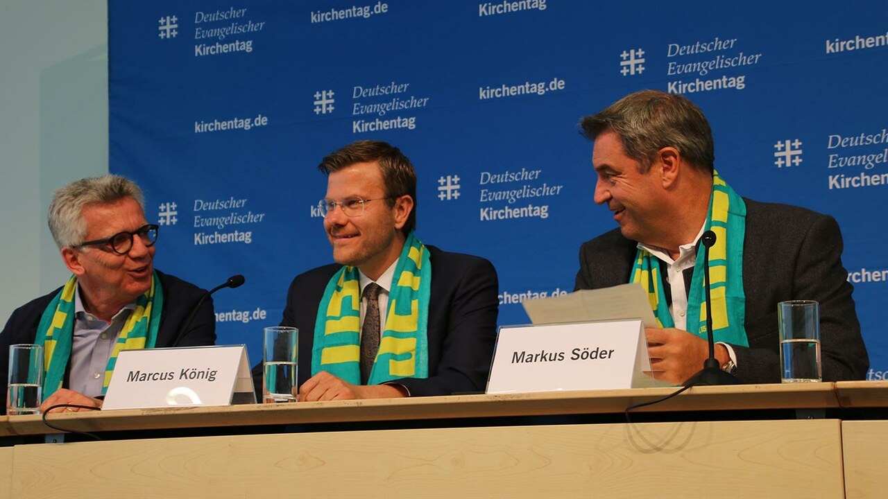 Thomas de Maizière, Oberbürgermeister Marcus König und Ministerpräsident Dr. Markus Söder auf dem Podium 