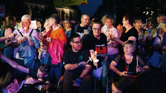 Kerzenmeer auf dem Jakobsplatz in Nürnberg 2023 (Foto: Kirchentag/F.Weiss)